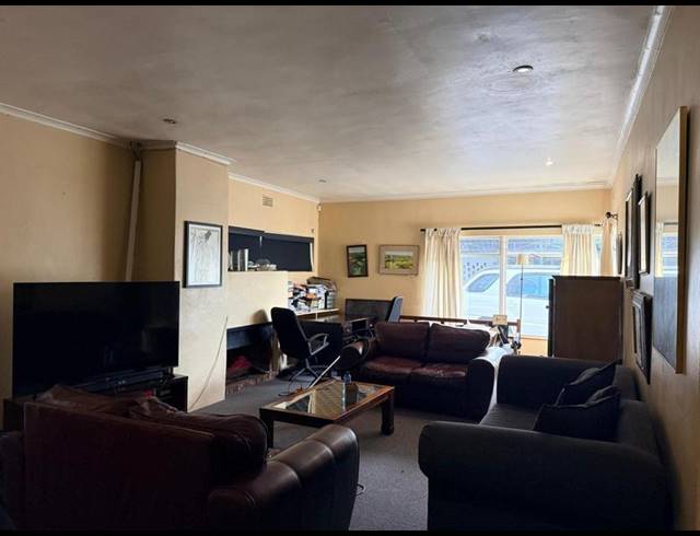 3 BEDROOM HOUSE FOR SALE IN BOSTON